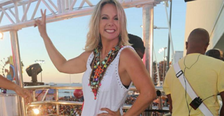 Passou a mãe! Camilly Victoria aparece mais alta que Carla Perez em foto