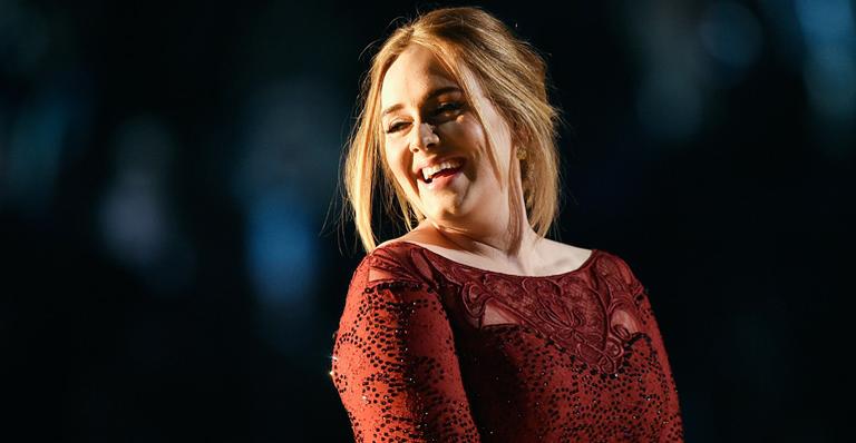 Adele chama sósia para subir ao palco durante show
