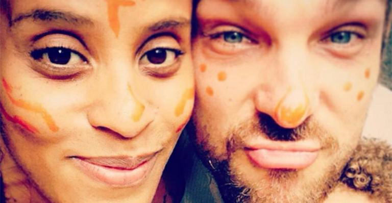Igor Rickli aparece com o rosto pintado em foto com a família: ‘Bagunça’