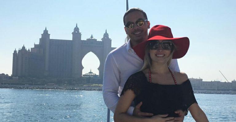 Wesley Safadão passeia de barco com a mulher em Dubai