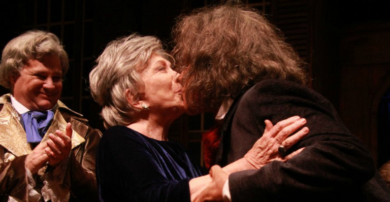 No teatro, Wolf Maya da selinho na atriz Nathalia Timberg