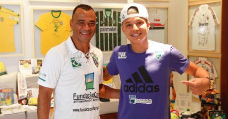 Cafu e MC Gui promovem partida de futebol beneficente
