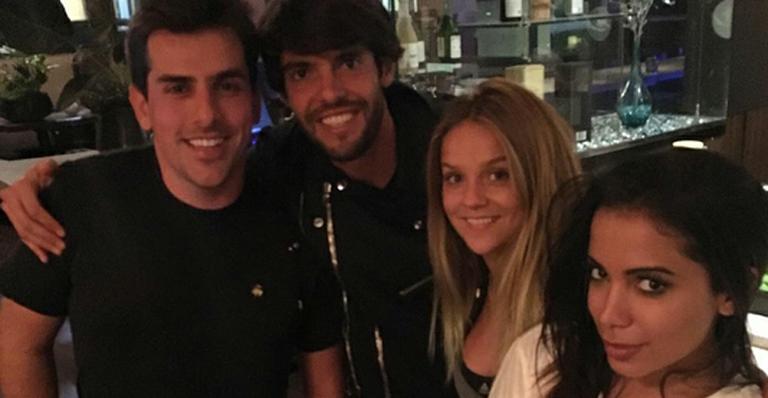 De férias, Anitta posa com Kaká e amigos em Orlando