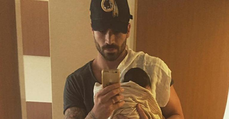 Papai babão! Rodrigão mostra foto com o filho no colo