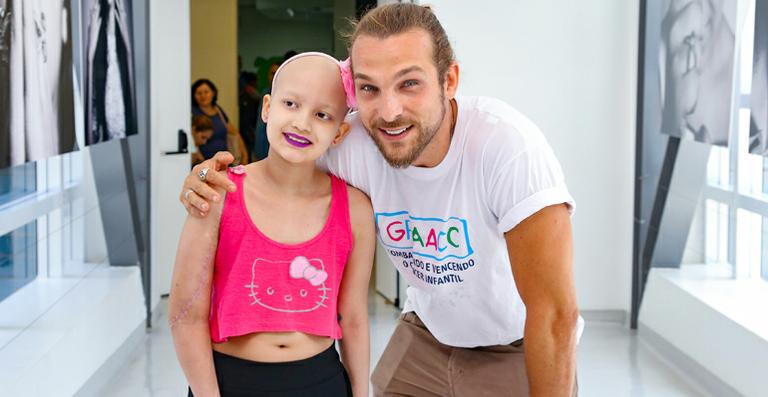Igor Rickli brinca com crianças no GRAACC