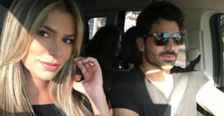 Adriana Sant’Anna mostra Rodrigão dando banho no filho