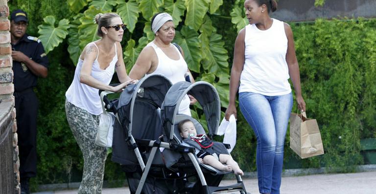 Luana Piovani curte passeio com os filhos gêmeos no Rio de Janeiro