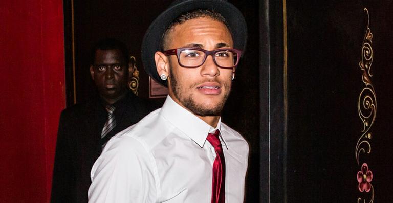Neymar Jr. mostra capinha de celular de R$ 16 mil