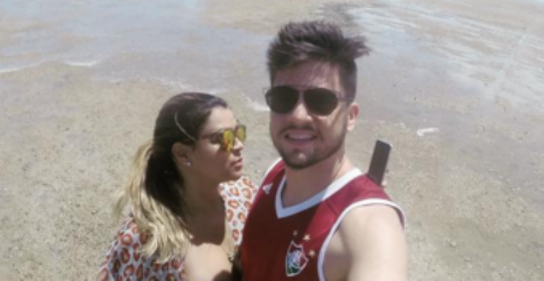 De férias, Preta Gil posa com o marido em Moçambique