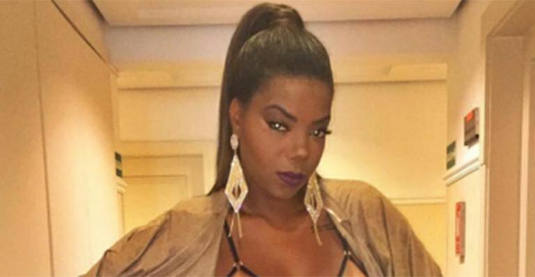 Poder! Ludmilla ostenta e aparece tomando champanhe em sua lancha luxuosa