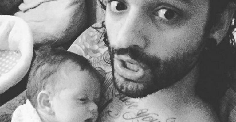 Lucas Silveira aparece com a filha recém-nascida e fãs brincam: ‘Papai babão’
