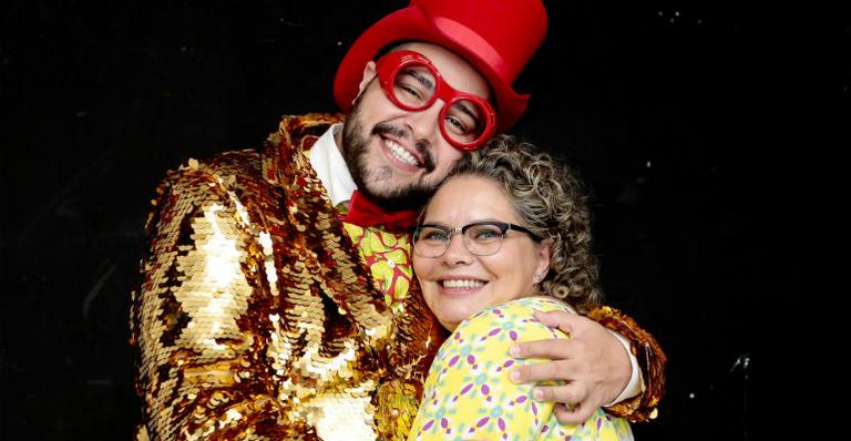 Tiago Abravanel recebe a mãe, Cíntia Abravanel, em seu show em São Paulo