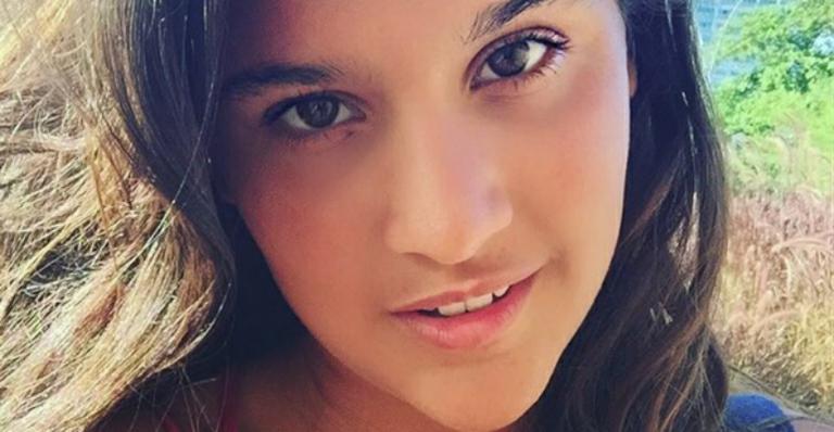 Giulia Costa se diverte na praia com a irmã mais nova, Olívia