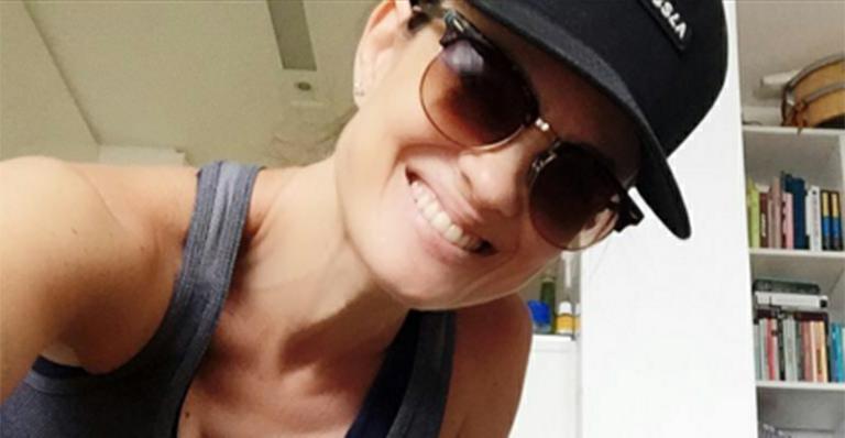 Com o barrigão de fora, Carolina Kasting aparece em foto ao lado da filha mais velha