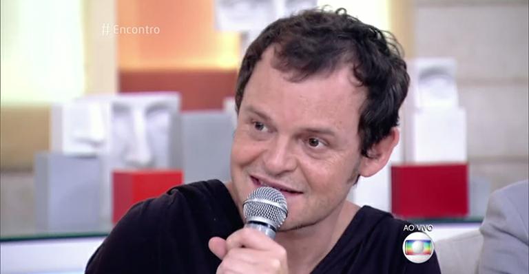 Matheus Nachtergaele adota uma gatinha ao vivo do ‘Encontro’
