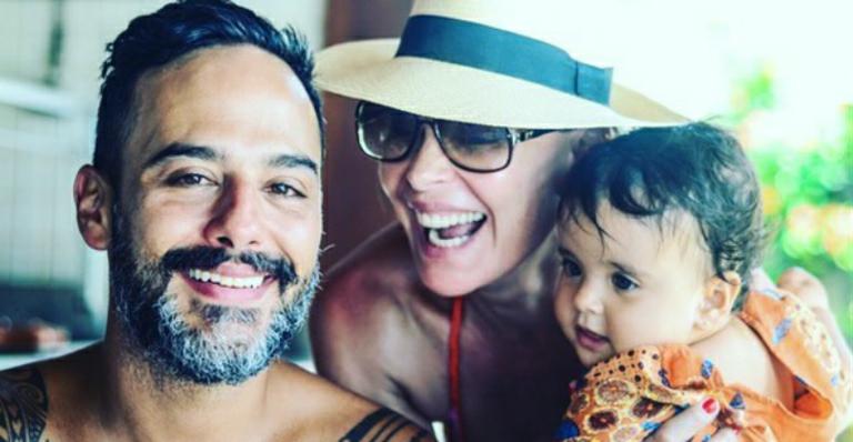 Carolina Ferraz posa sorridente com o marido e a filha caçula