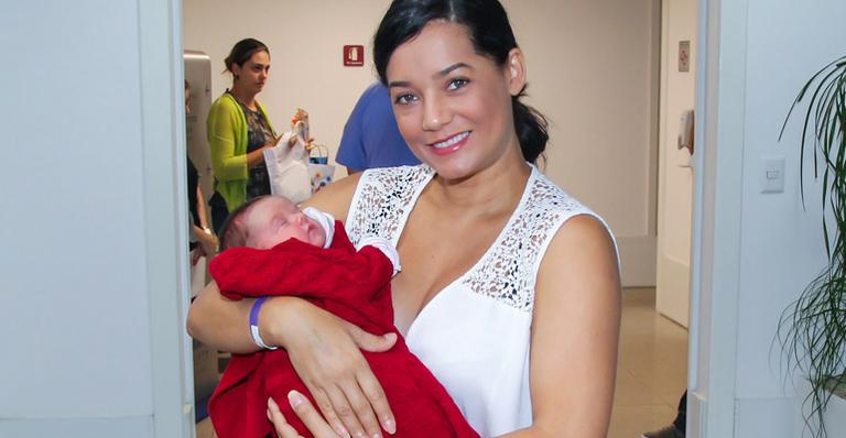 Mônica Carvalho deixa a maternidade com Valentina