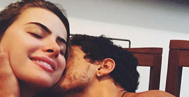 Rayanne Morais se declara no aniversário de Douglas Sampaio