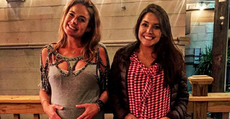 Grávidas, Thais Fersoza e Thaís Pacholek exibem as barriguinhas em Orlando