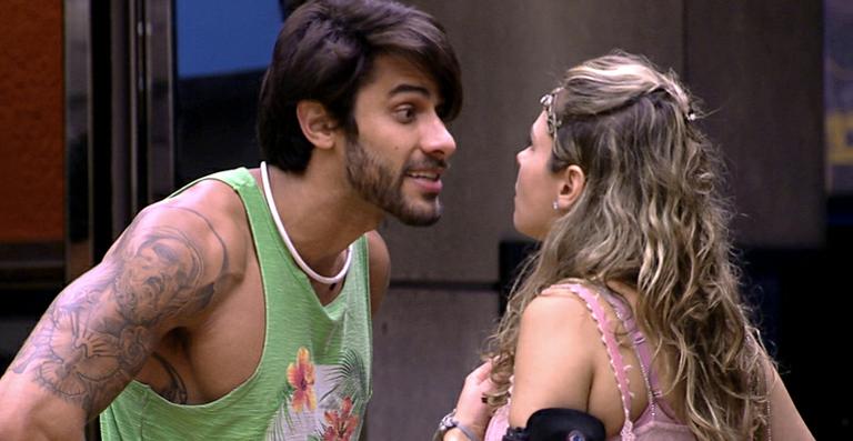 BBB16: Suposta foto antiga de Renan sugere plástica no nariz e gera polêmica