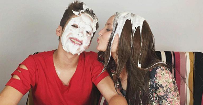 João Guilherme e Larissa Manoela brincam de torta na cara
