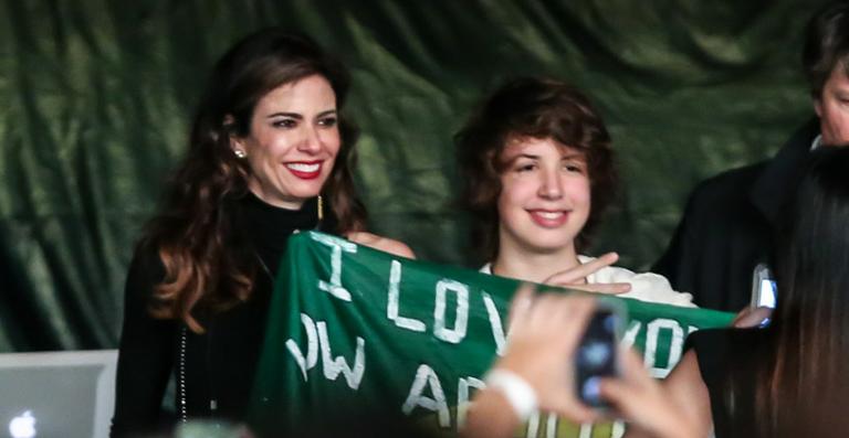 Luciana Gimenez leva o filho, Lucas, ao show do pai, Mick Jagger