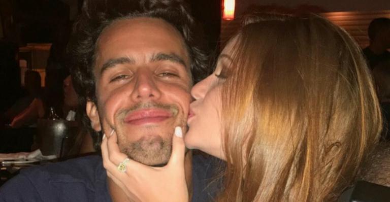 Marina Ruy Barbosa posa em clima de romance com o namorado na praia