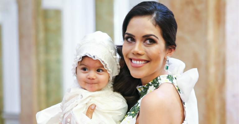 Daniela Albuquerque mostra a filha caçula se divertindo com cachorrinho
