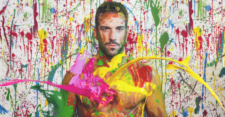 Sem camisa e coberto de tinta, Carlos Bonow posa para calendário