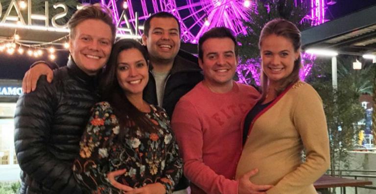 Grávidas, Thais Fersoza e Thaís Pacholek posam com Michel Teló e Belutti em Orlando