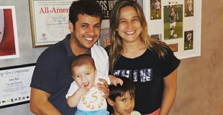 Fernanda Gentil mostra o filho cheio de papinha na cabeça