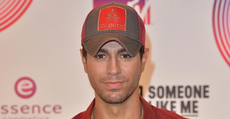Enrique Iglesias recebe dois certificados do ‘Guinness World Records’