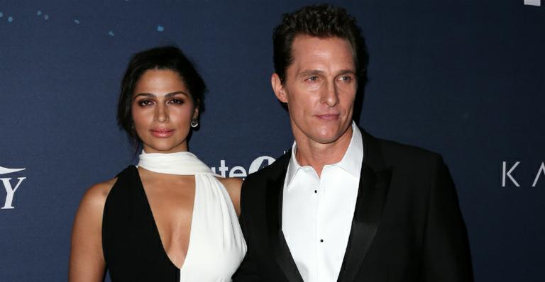Camila Alves rouba a cena com vestido decotado em evento com Matthew McConaughey