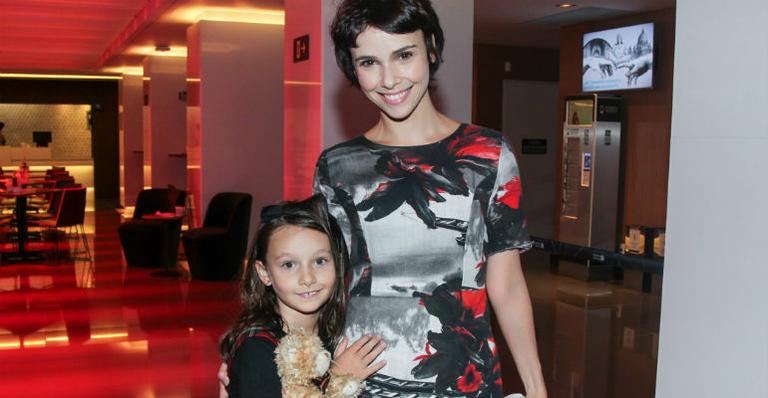 Débora Falabella faz rara aparição ao lado da filha, Nina