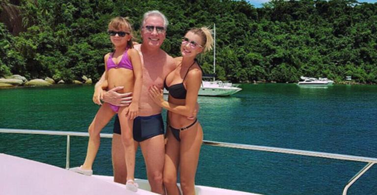 De sunga, Roberto Justus posa com Ana Paula Siebert e Rafinha em barco
