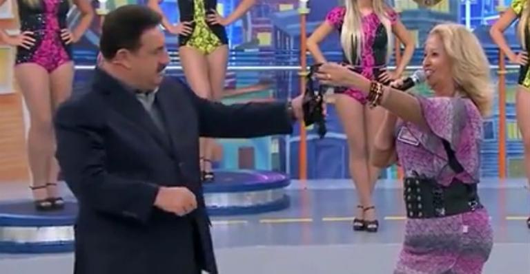 Ratinho fica constrangido ao ganhar calcinha de presente em programa