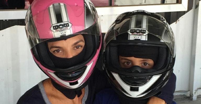 Ivete e o filho, Marcelo, correm de kart nas férias: “Pura diversão”