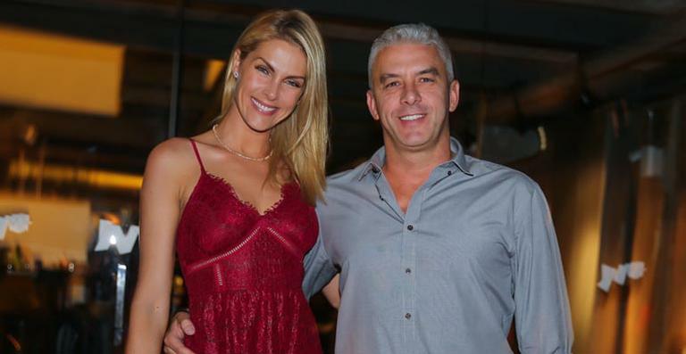 Ana Hickmann comemora seu aniversário de 35 anos com jantar romântico