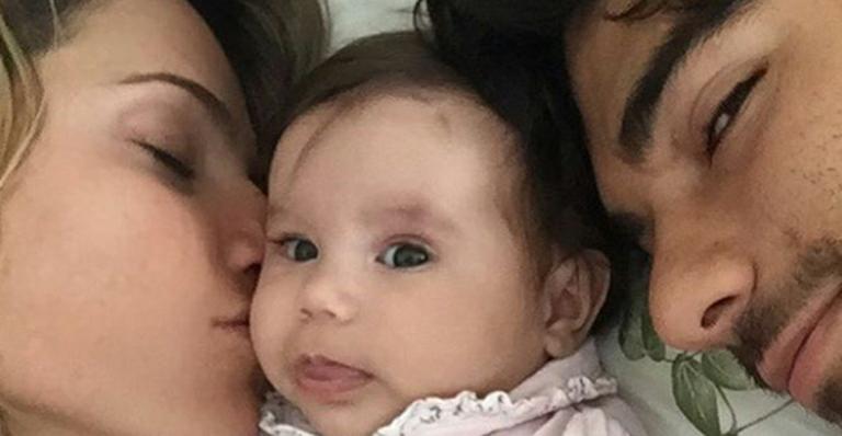 Deborah Secco posa com a filha e o marido: “Absoluta gratidão”