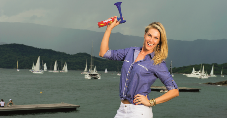 Ana Hickmann é madrinha de evento no mar de Angra