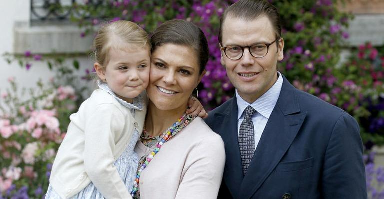 Princesa Victoria apresenta seu filho recém-nascido, príncipe Oscar