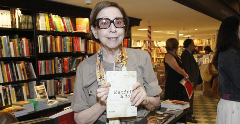 Fernanda Montenegro prestigia noite de autógrafos no Rio de Janeiro