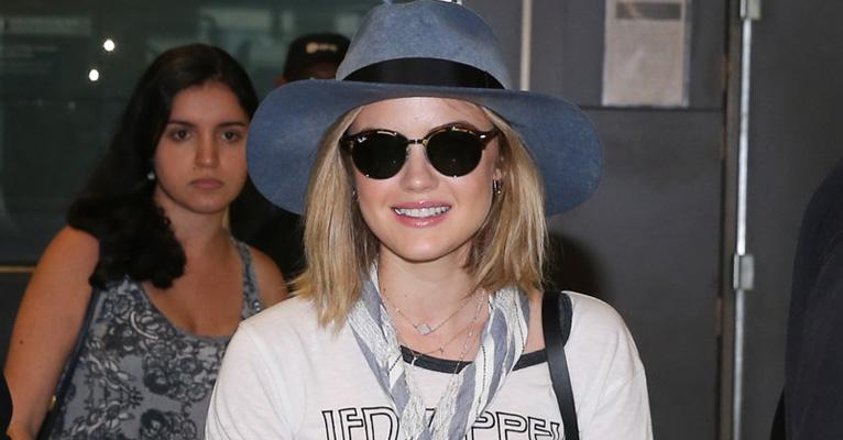 Lucy Hale, de ‘Pretty Little Liars’, chega ao Brasil e causa alvoroço entre os fãs