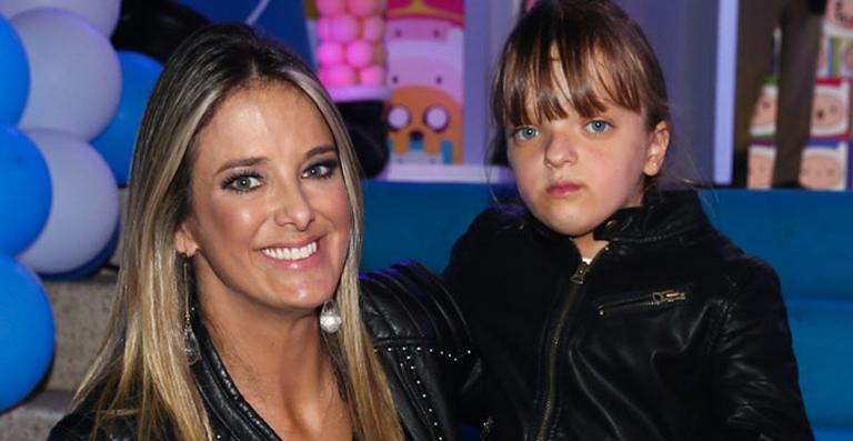 Ticiane Pinheiro usa look igual ao da filha, Rafaella