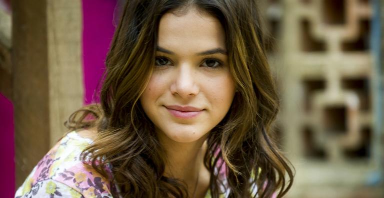 Bruna Marquezine posa de óculos de grau: ‘Míope’