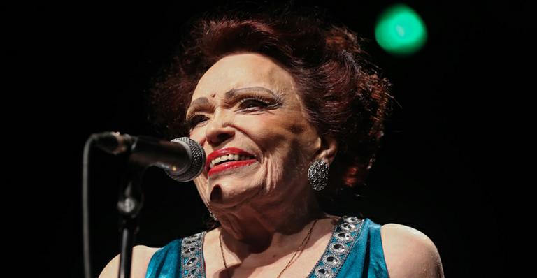 Aos 93 anos, Bibi Ferreira comemora 75 anos de carreira