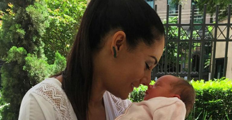 Mônica Carvalho posa com a pequena Valentina