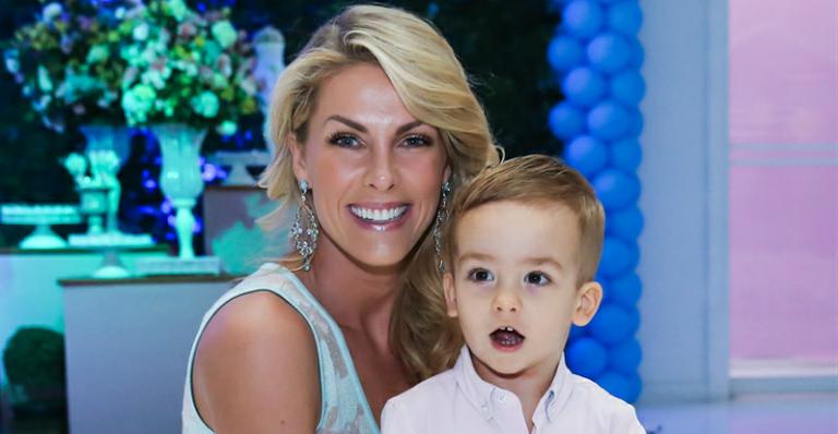 Ana Hickmann mostra o filho, Alexandre Jr, indo ao dentista