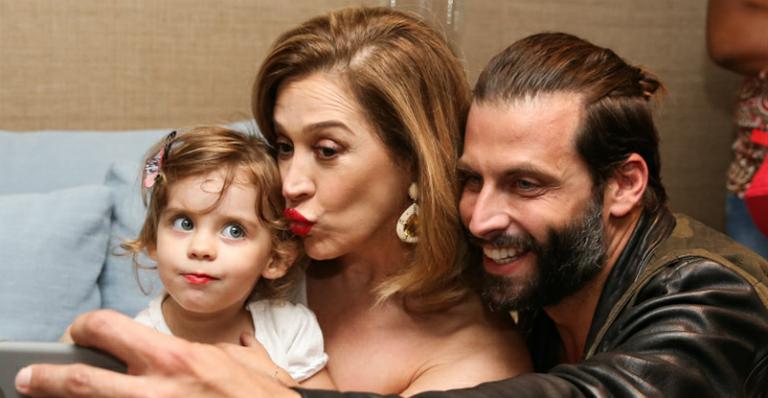 Claudia Raia passa batom em Maria Eduarda, filha de Henri Castelli