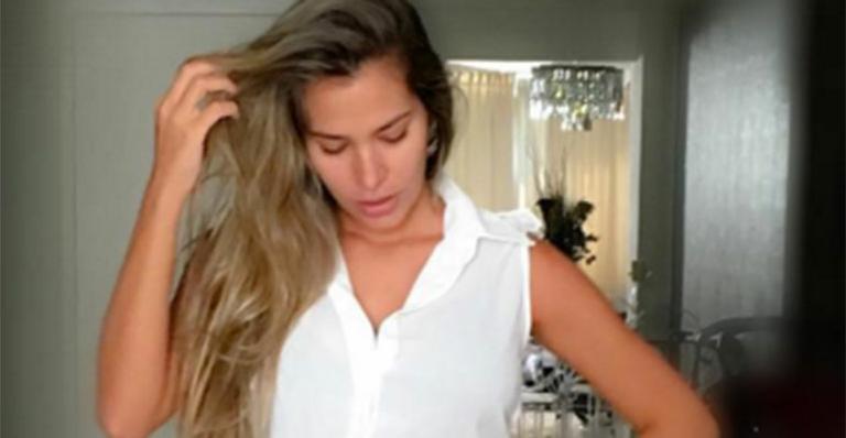 Menos de um mês após ser mãe, Adriana Sant’anna aparece de barriga de fora